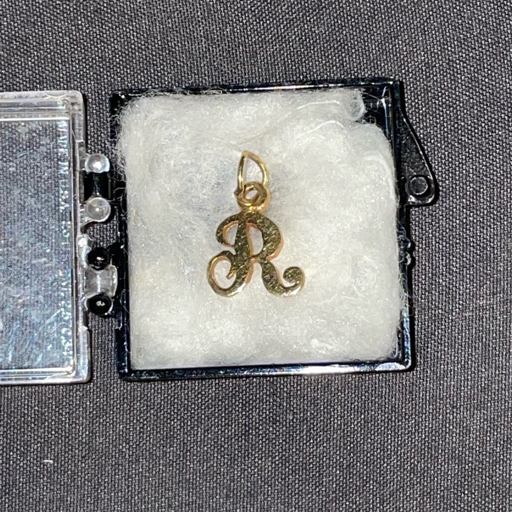 14k gold R charm